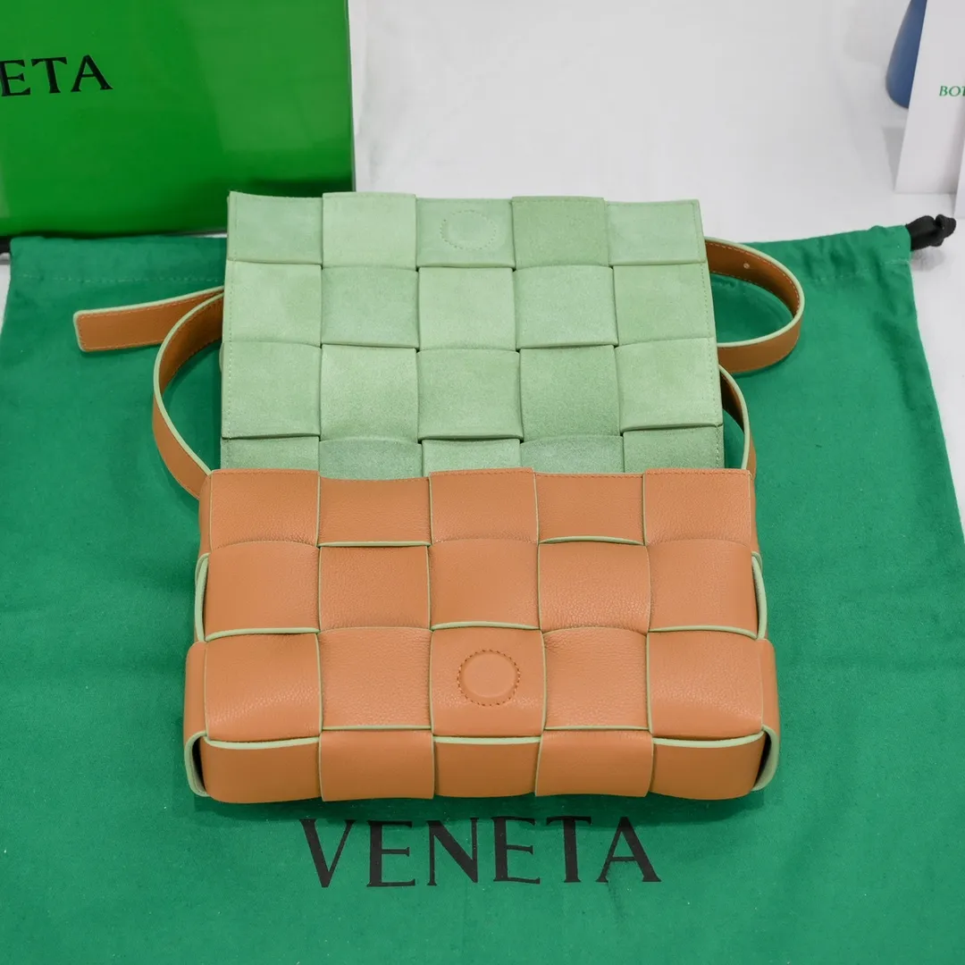 B's new product🎈 cassette litchi pattern with matte leather woven Rubik's Cube bag, triangle logo pattern 🔺🔺☑️ crossbody/clutch bag, square bag shape with classic woven elements, overall retro and tasteful, there are many colors, each color is very high-end, elegant and simple but with a cool style. The upper body is fashionable and classy. I like the soft lambskin. Size 23x15x6cm, model: 6687# litchi pattern